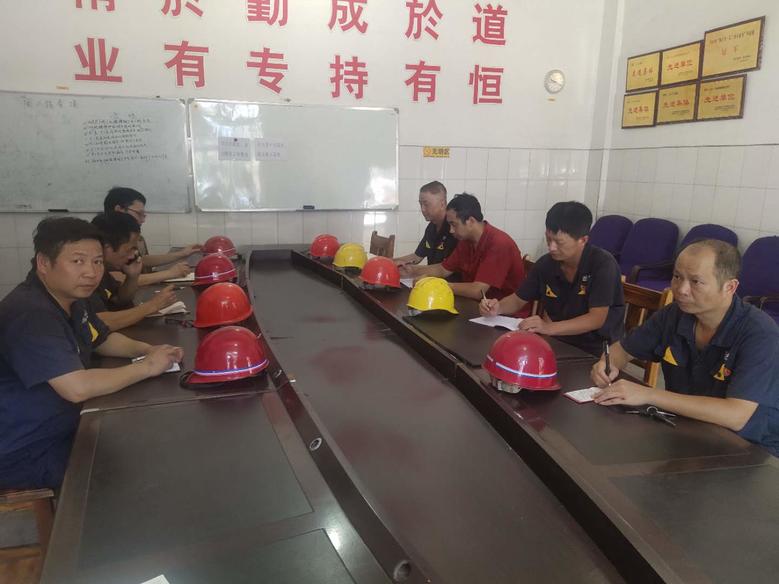 景焦能源公司工會持續(xù)開展系列高溫慰問活動2.jpg 景焦能源公司工會持續(xù)開展系列高溫慰問活動2.jpg