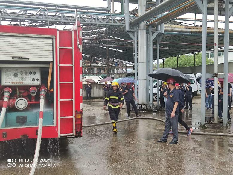 公司安環(huán)處組織開展危險化學(xué)品泄漏綜合演練2.jpg 公司安環(huán)處組織開展危險化學(xué)品泄漏綜合演練2.jpg