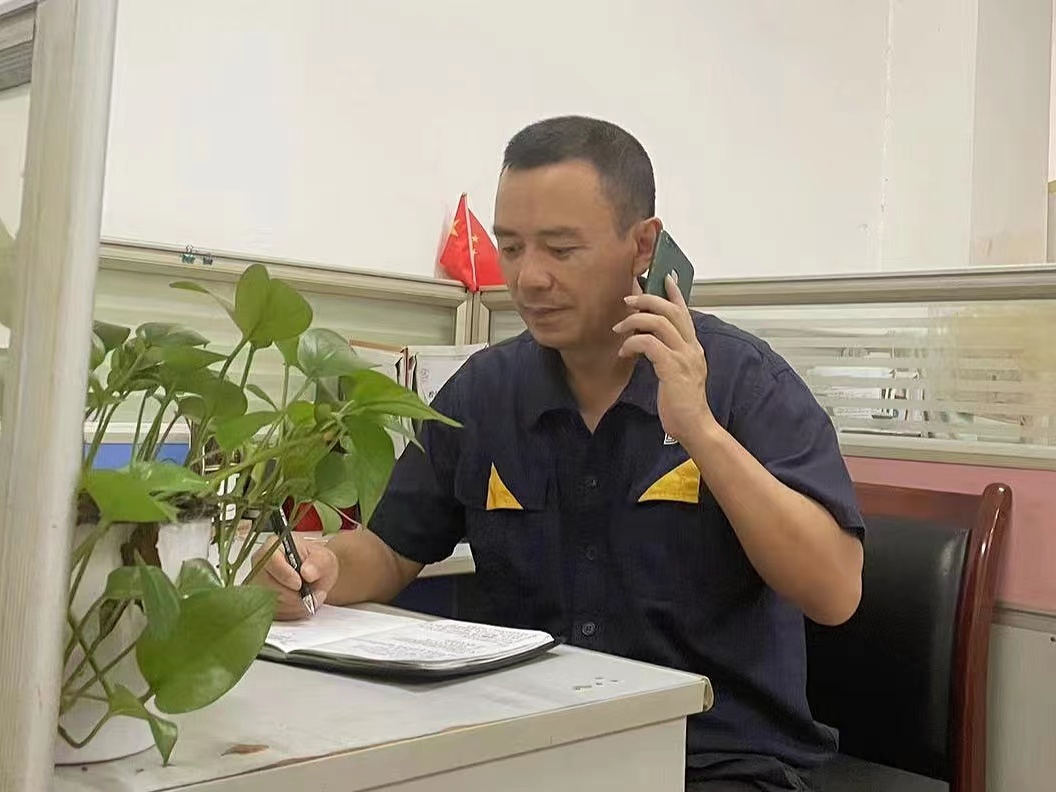 余俊與客戶聯(lián)系溝通.jpg 余俊與客戶聯(lián)系溝通.jpg